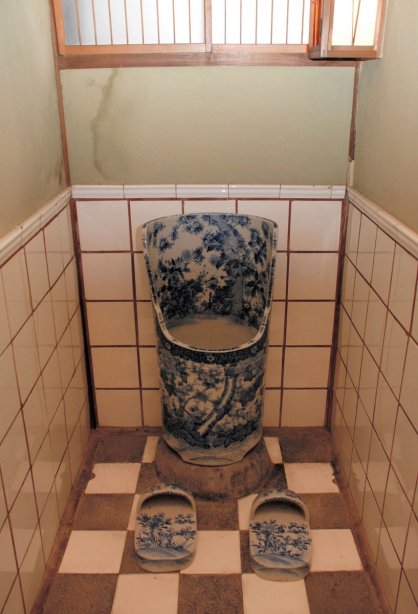 染付の陶器でできた男性用の便器＝丸亀市本島町、吉田邸