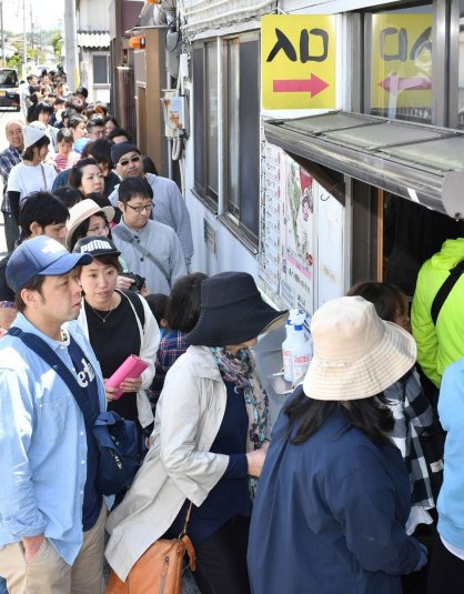 長蛇の列ができたうどん店＝４月末、香川県綾川町（資料）