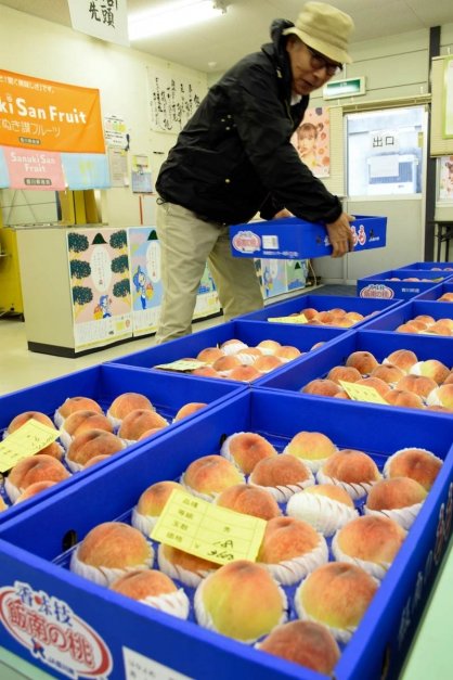 赤く色付いたモモが並ぶ直売所＝香川県丸亀市飯山町