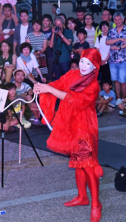 マジックショーに見入る人々＝香川県高松市サンポート