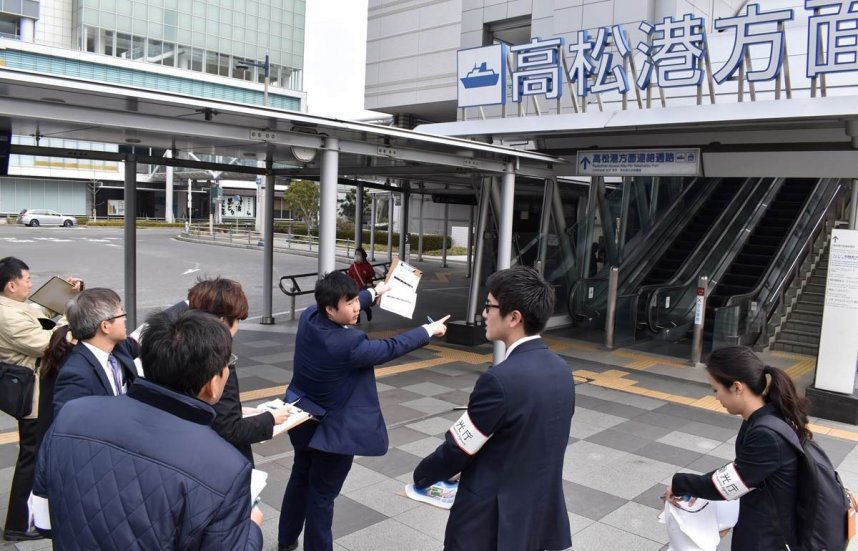 案内板の分かりやすさなどについて意見を交わす調査員＝高松市浜ノ町