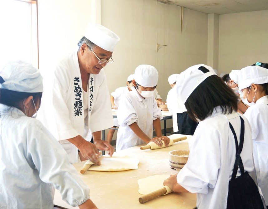 うどん作りを学べるさぬき麺業の手打ちうどん体験道場。小学生や観光客らから好評を得ている（資料）