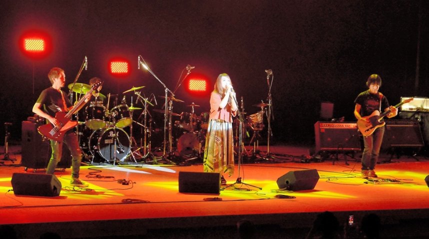 社会人バンドによる元気な演奏で銭形まつりを盛り上げた「ゼニガタライブ」