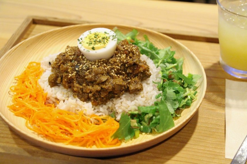 和風のキーマカレー。薬味と合わせてさっぱり食べられる