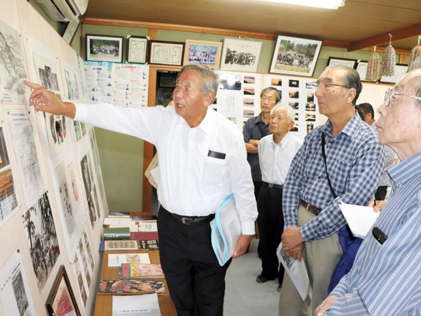 パネル展で小豆郡民俗研究会のメンバーに神社の歴