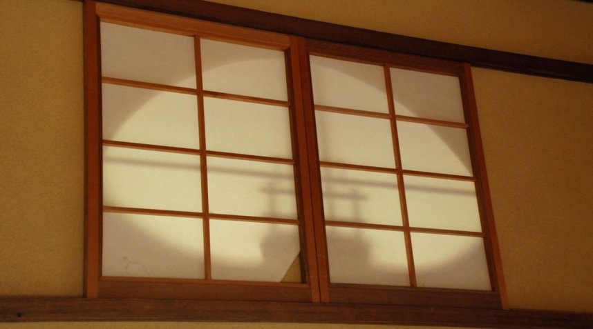シルエットが船のように見える左官窓＝いずれも東かがわ市引田、讃州井筒屋敷