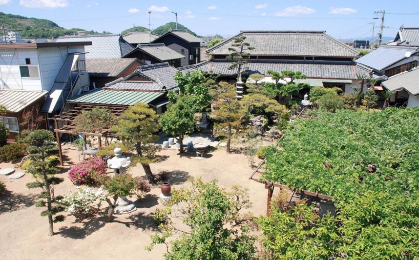 屋上からの眺め。庭には四季折々の花が咲く＝高松市鬼無町、鬼無庭園美術館