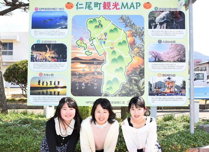 職場体験で看板をデザインした（右から）植岡さん、真鍋さん、林さん＝三豊市仁尾町