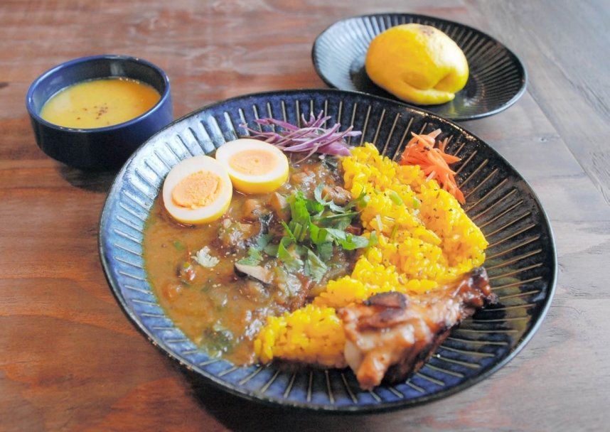 ターメリックライスで三日月をかたどったカレー