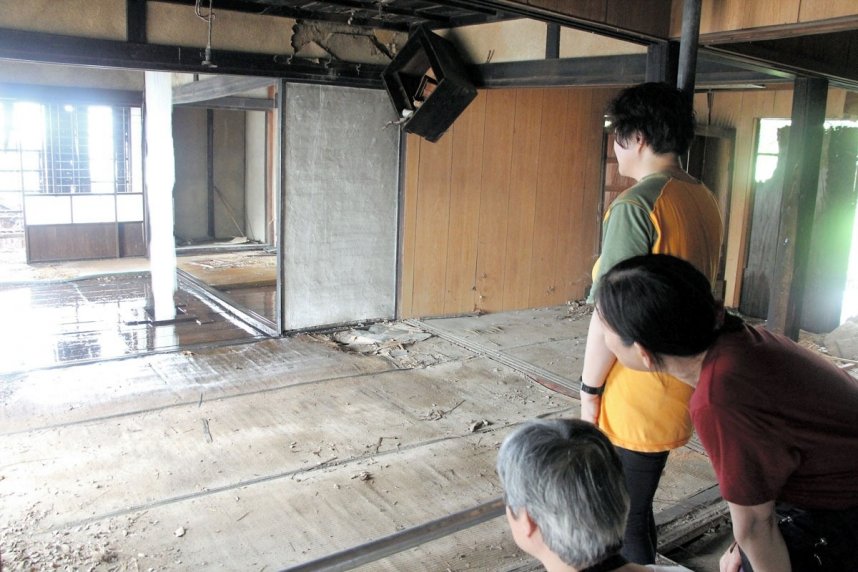 天井から流れ落ちる水が迫力あふれる遠藤利克さんの「Ｔｒｉｅｂ―家」＝高松市男木町