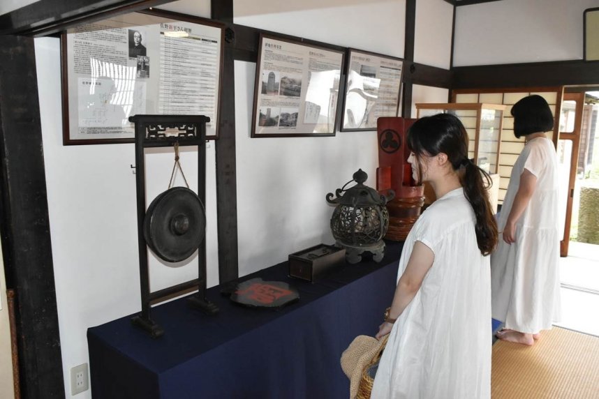 屋敷ゆかりの佐野家の調度品が並ぶ企画展＝香川県東かがわ市引田、讃州井筒屋敷