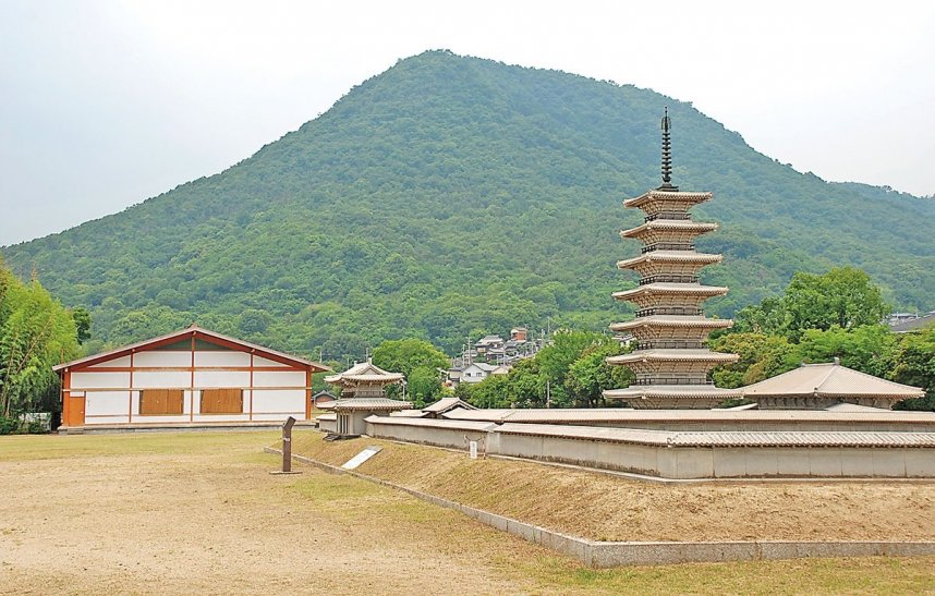 史跡公園内の芝生は広々としている。右側が伽藍の復元模型で、左側が僧房跡の覆屋