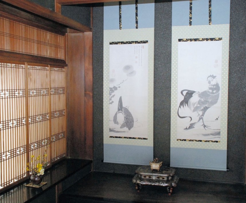 伊藤若冲の墨画を飾った床の間。鶏や菊の細かい質感が間近で見られる＝丸亀市本島町、吉田邸