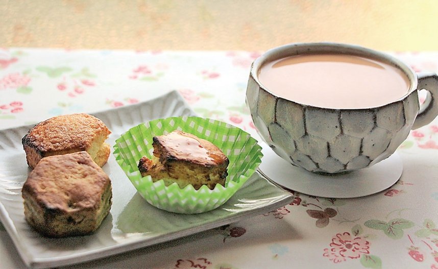 好みのスコーン２種とプレーン味を組み合わせて食べられるセットが人気