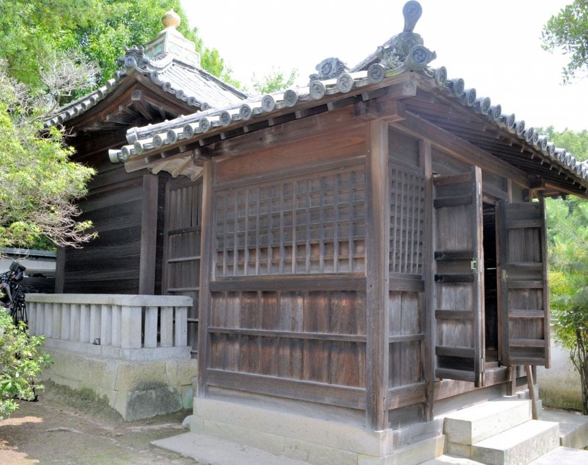 国の登録有形文化財となる本堯寺松平頼該霊廟。左側が奥殿、右側が拝殿＝高松市西山崎町