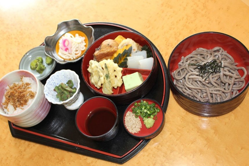 手打ちそばと季節野菜の天ぷらが味わえる「山里御膳」