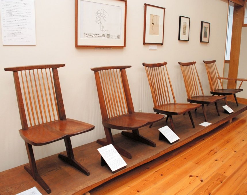 「コノイドチェア」など椅子もずらりと並んでいる＝いずれも高松市牟礼町、ジョージナカシマ記念館
