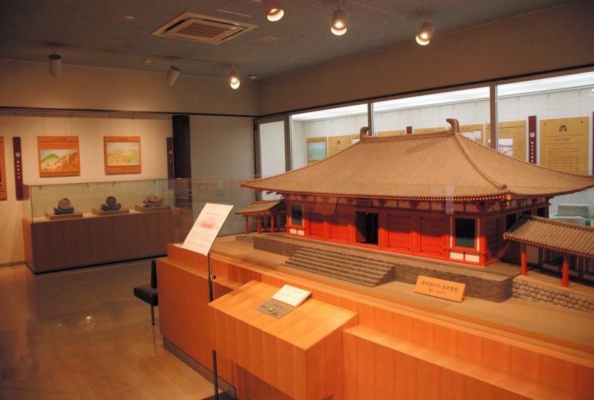 讃岐国分寺跡資料館には、金堂の模型もある＝いずれも香川県高松市国分寺町