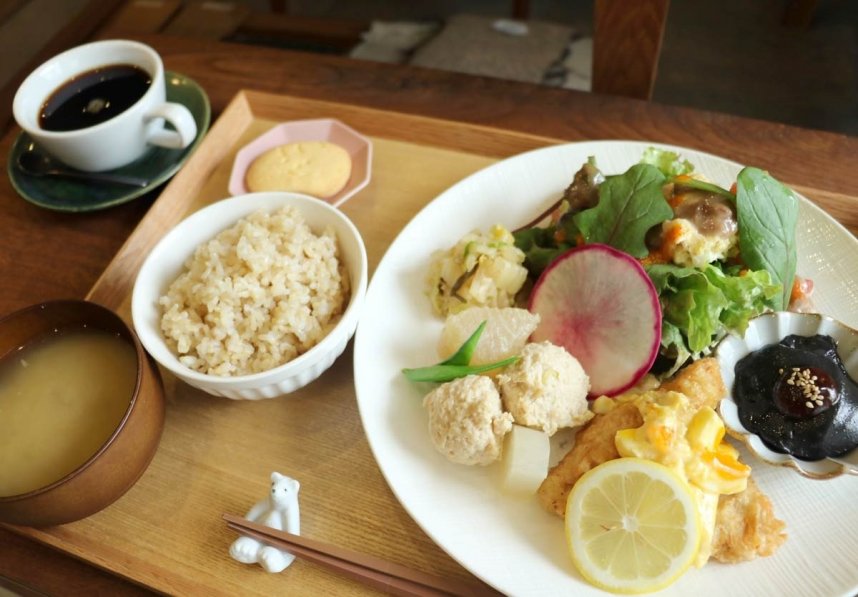 季節の野菜を盛り付けた看板メニュー