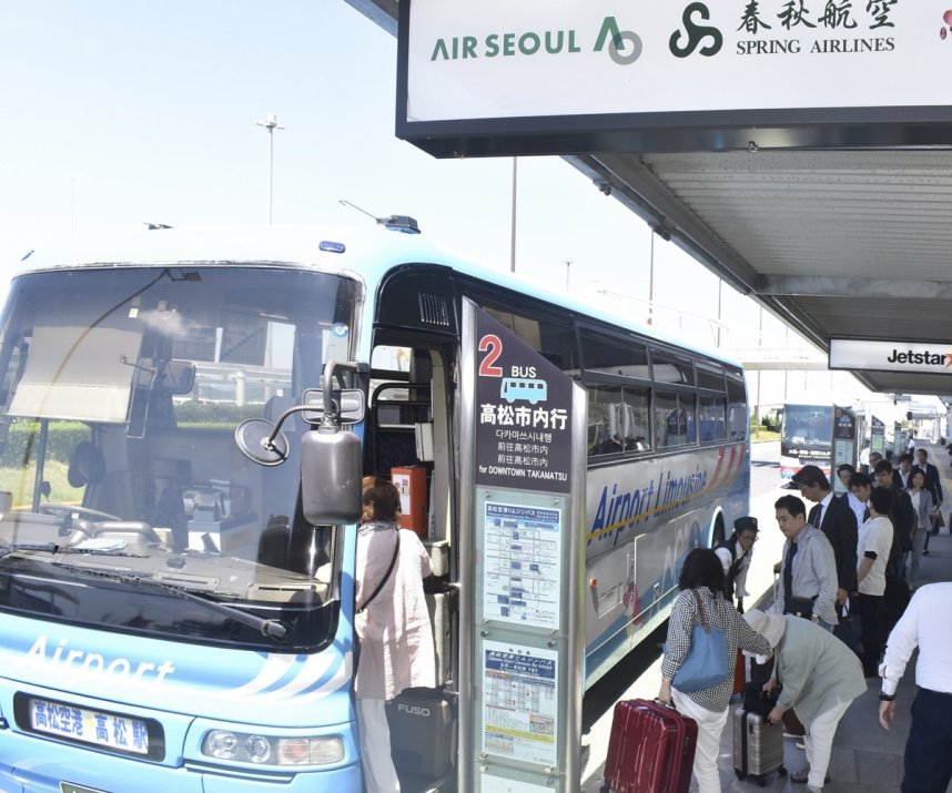 民営化から１年余りが経過した高松空港。新規のバス路線など２次交通が充実している＝香川県高松市香南町、高松空港