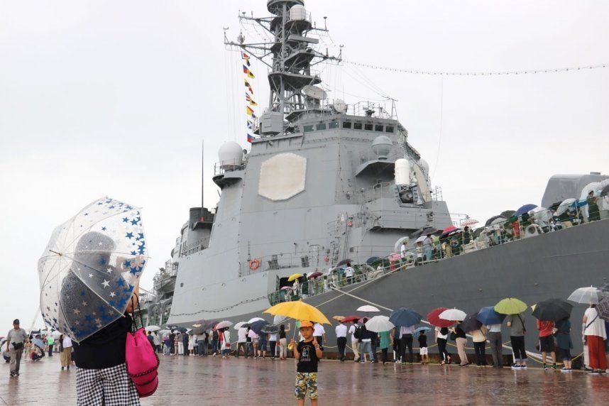 雨の中、多くの親子連れらが訪れたイージス艦の一般公開＝高松市サンポート、高松港