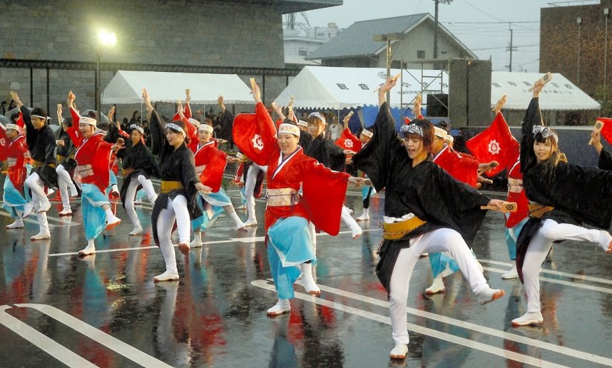 雨の中、「銭形よさこい前夜祭」で一足先にエネルギッシュな演舞を披露する踊り手たち＝観音寺市観音寺町、ハイスタッフホール
