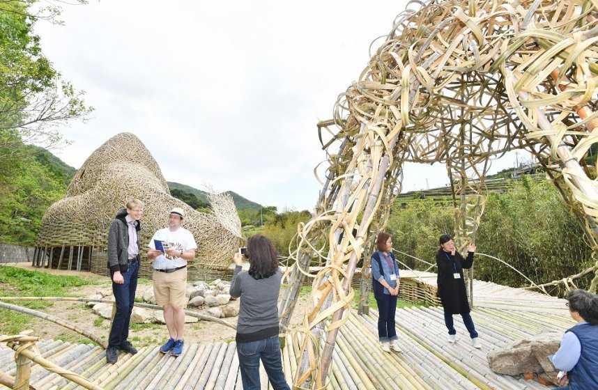 好評を博している竹の建築物「小豆島の恋」＝小豆島町中山