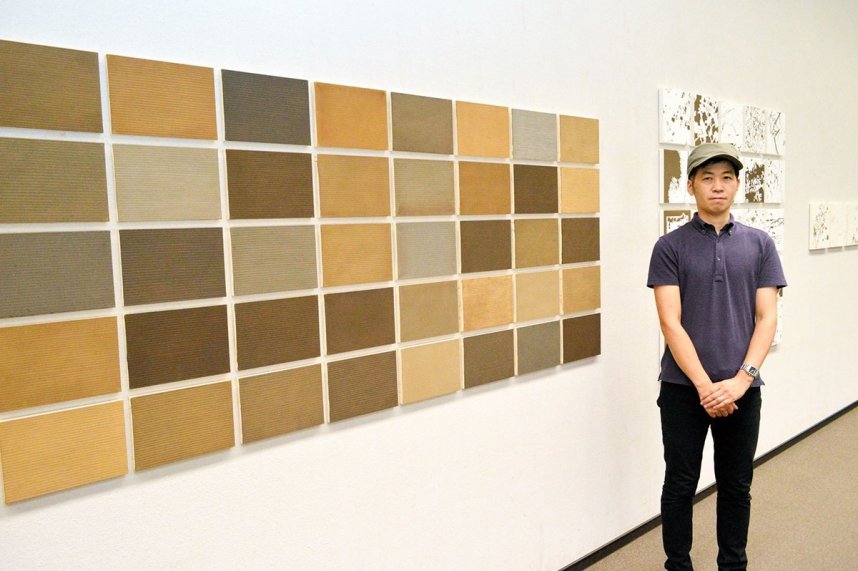 「約２０年の歩みを見てほしい」と話す南条さんと、最初期作品「Ｌｉｎｅ―軌跡―」＝坂出市寿町、市民美術館