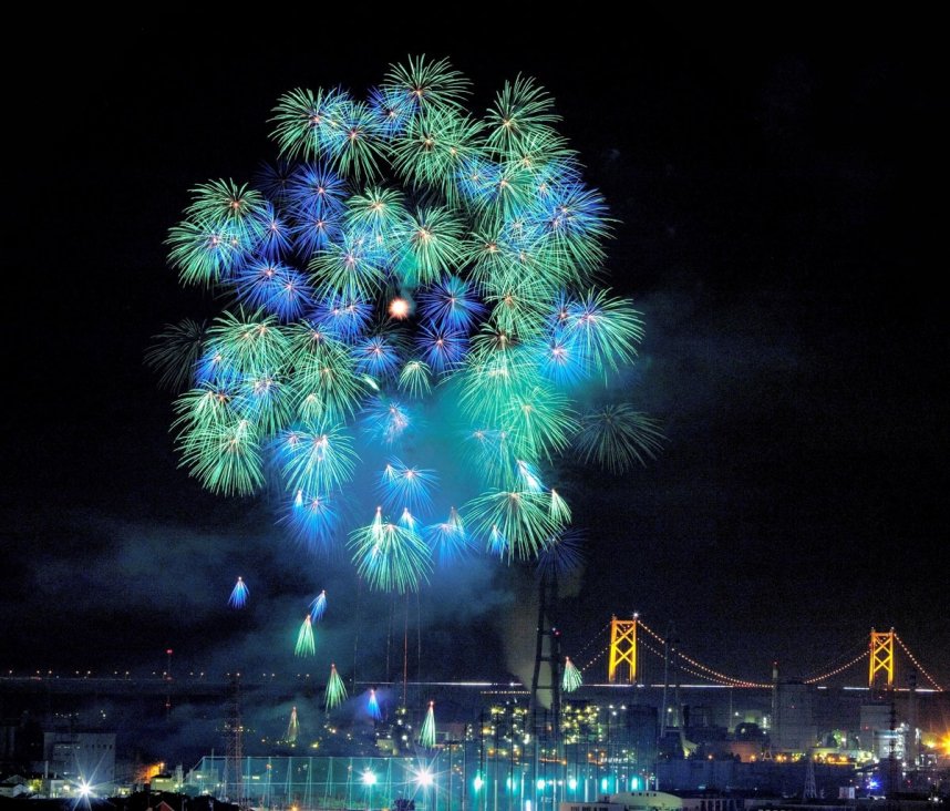 坂出の夜空を華やかに彩る海上花火大会。４千発の打ち上げ花火がさかいで大橋まつりのフィナーレを飾る（昨年のまつりから）