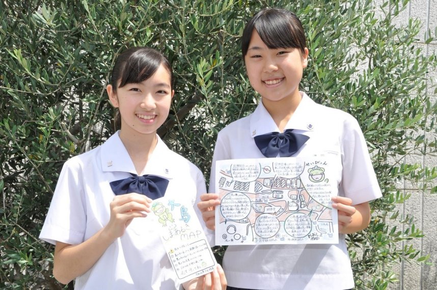 大島のマップを作った付属高松中３年の平井愛美さん（左）と津田真帆さん＝高松市内