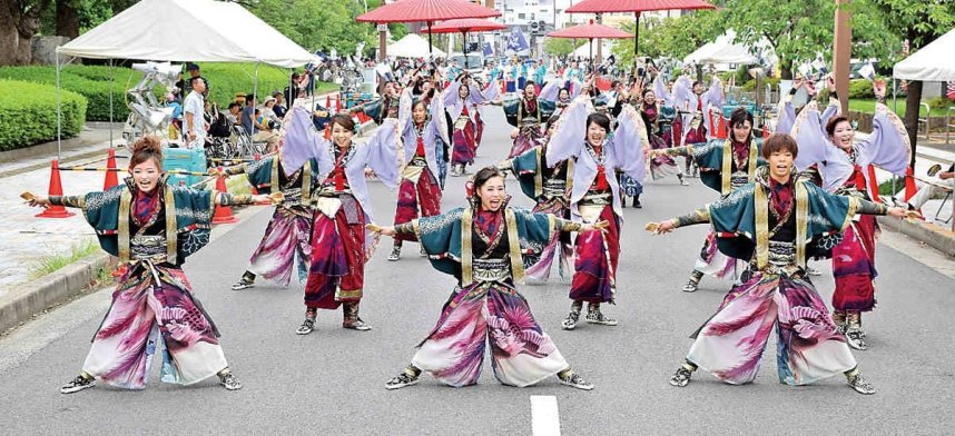 華やかな衣装で躍動する踊り手たち＝香川県丸亀市大手町