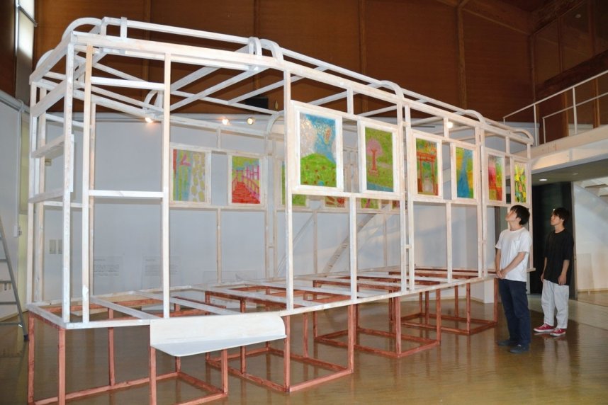 現存する設計図を基に作ったガソリンカーの原寸大アート＝高松市塩江町、市塩江美術館