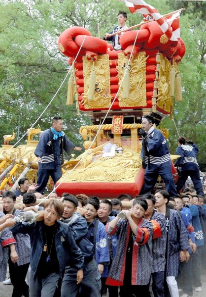 祭りで勇壮に練り歩く豪華絢爛なちょうさ＝観音寺市豊浜町、豊浜八幡神社