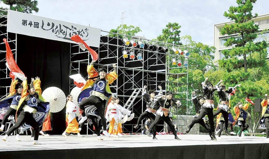 特設ステージで熱い演舞を披露する踊り子たち＝高松市中央公園