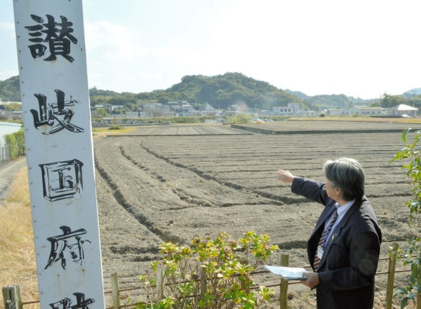 史跡指定の答申を受け、現地説明を行う市教委の担当者＝香川県坂出市府中町