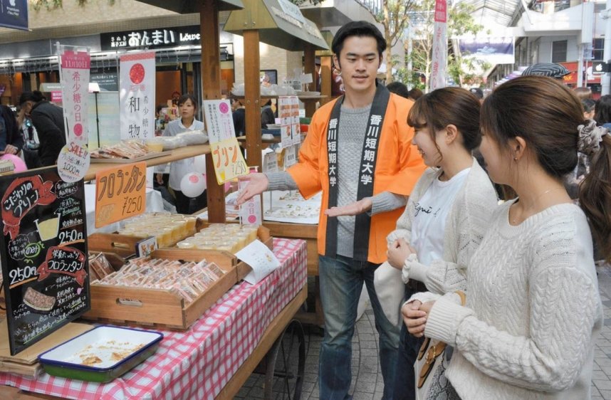 希少糖を使ったスイーツなどを集めた「かがわ菓子まつり・希少糖まつり」＝香川県高松市、丸亀町グリーン