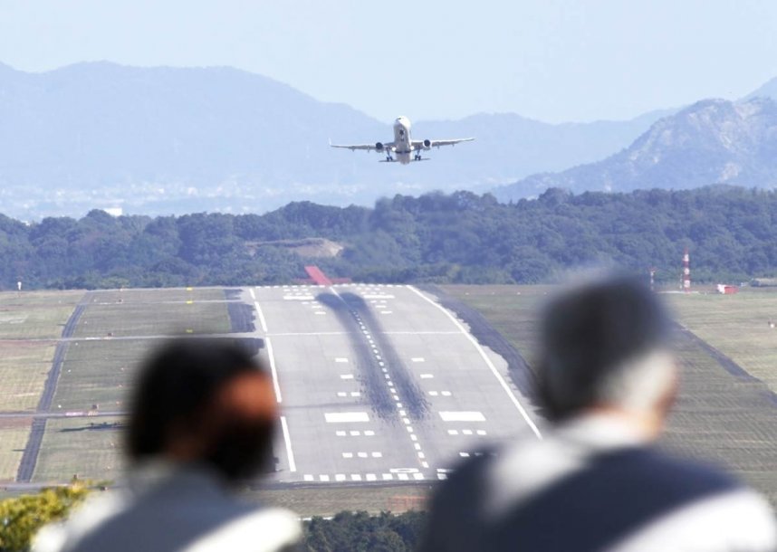 ごう音を響かせながら高山航空公園の上空を通過する航空機＝綾川町東分