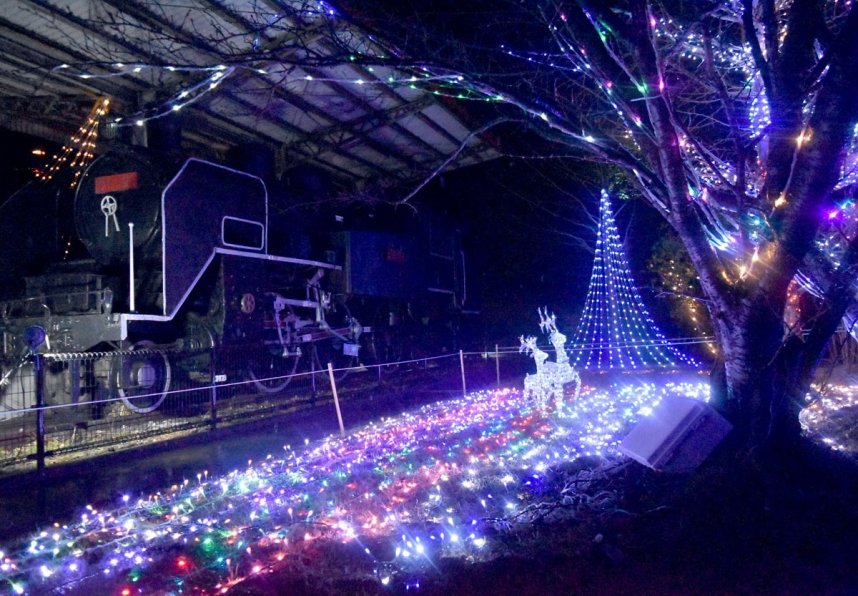 蒸気機関車の周りに約7万個の発光ダイオード（LED）が光り輝く「なかよし広場」＝東かがわ市与田山