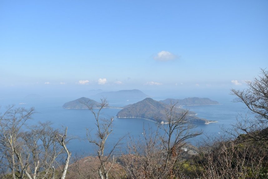 冬の澄んだ空と海が美しい展望台からの眺め。手前に見えるのは粟島