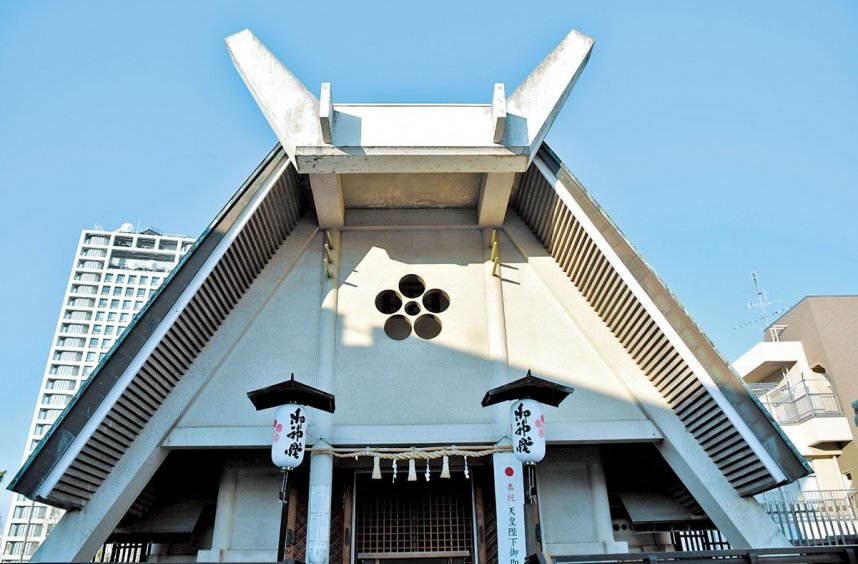 伝統的な神社建築の様式を模しているように見えるが、コンクリートが独特の質感を生み出している＝高松市番町、中野天満神社