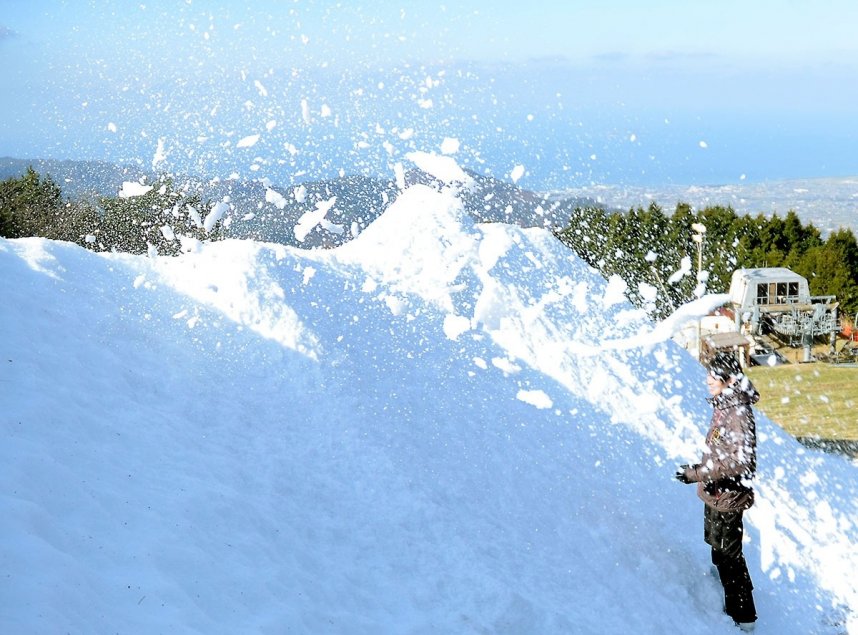 オープンに向け、人工雪のゲレンデ造りが急ピッチで進むスノーパーク雲辺寺＝香川県観音寺市大野原町