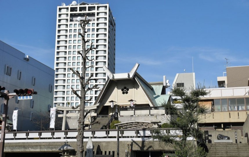 背後には香川県庁がそびえ立つ＝高松市番町、中野天満神社