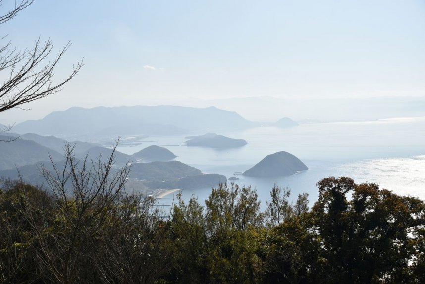 鴨之越と丸山島方面を望む。かすみがかかっていたが、それも幻想的で赴きがある