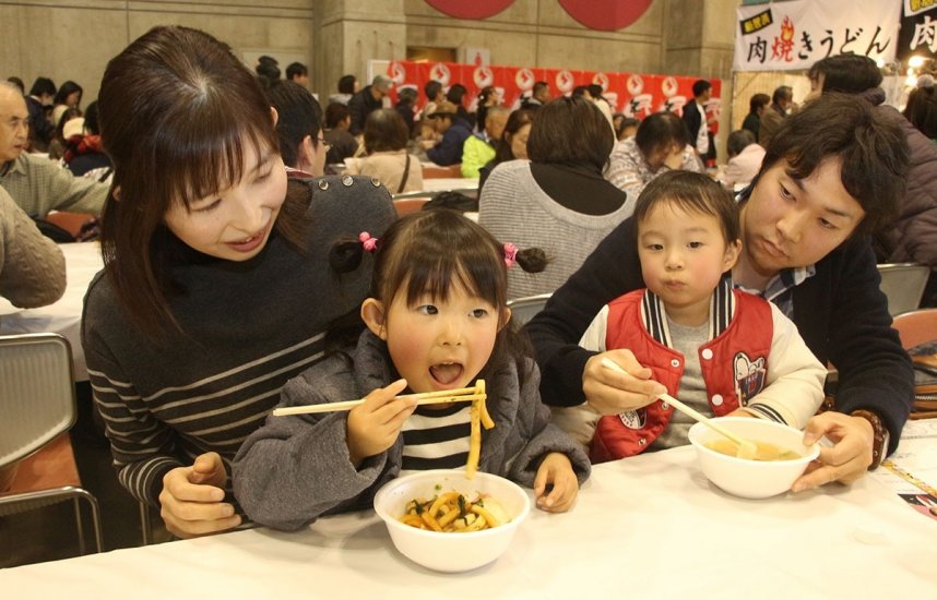 全国各地から集まったご当地うどんを堪能する家族連れら＝香川県高松市林町、サンメッセ香川