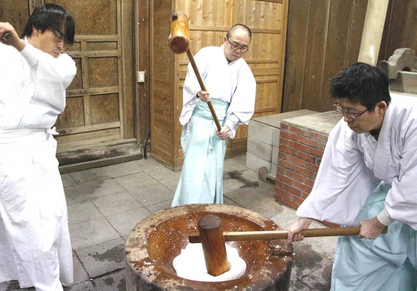 正月に向けて神事に用いる餅をつく神職＝香川県仲多度郡琴平町、金刀比羅宮