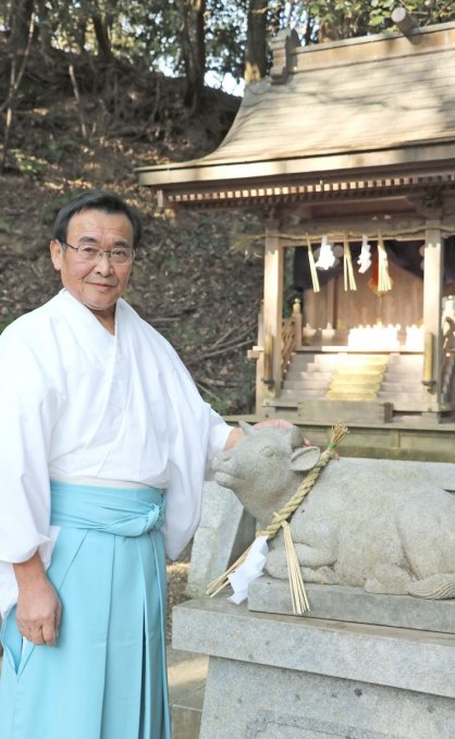 願いをかなえたい方向に回して祈る神牛の石像＝さぬき市鴨部、鴨部八幡宮