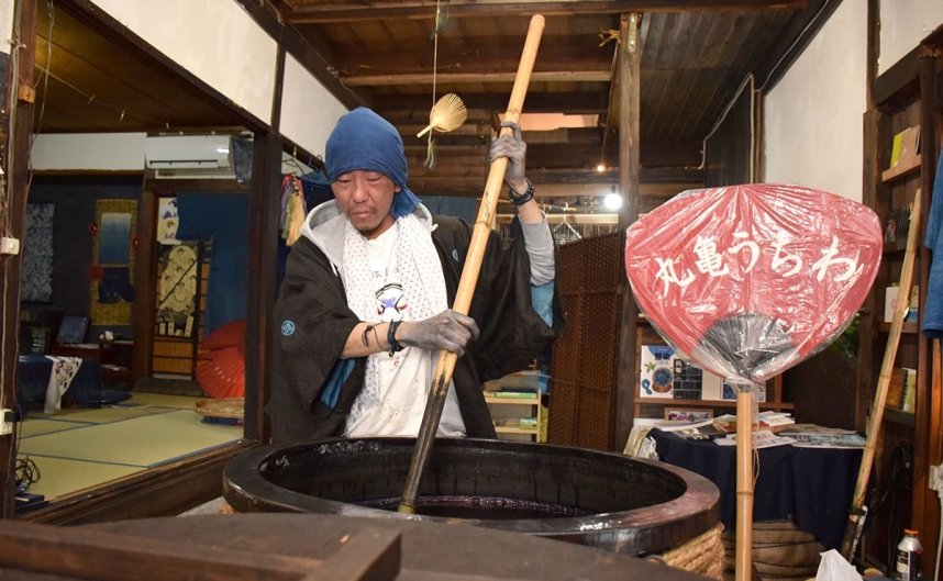 丸亀うちわ作りと藍染めを体験できる「旅籠屋 Tonbiii」＝丸亀市西平山町