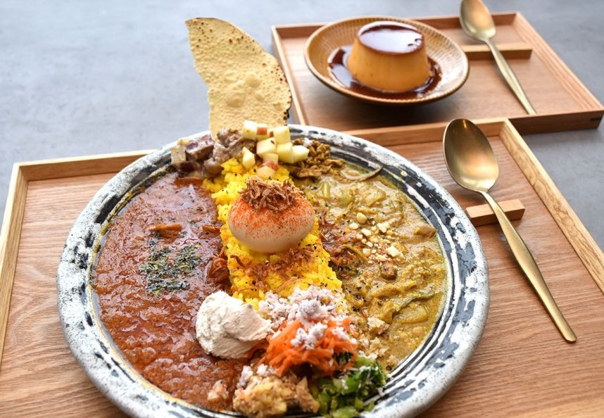 卵のピクルスとカルダモンクリームチーズをトッピングした（各100円）あいがけカレーとプリン