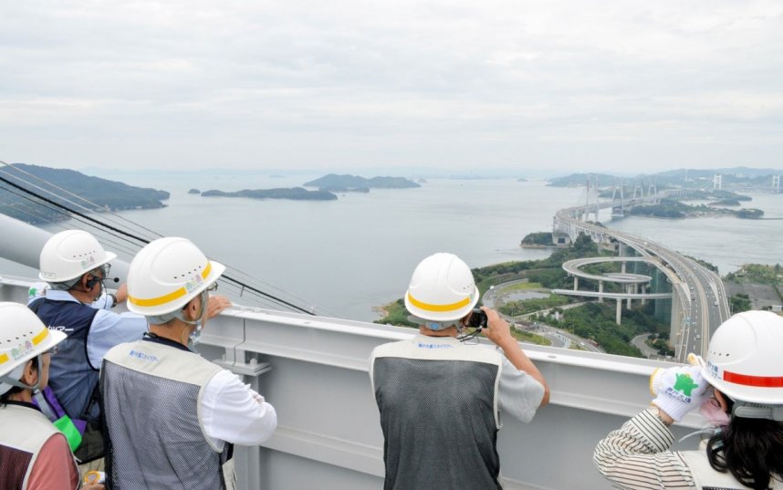 昨年9月の瀬戸大橋スカイツアー。2020年度も専用ガイド付きで開催する