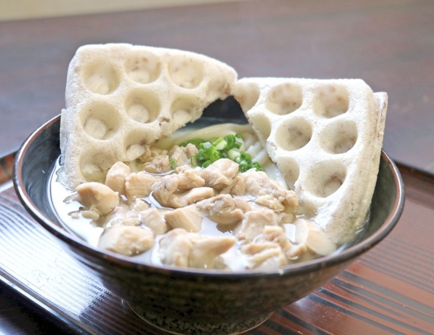 乃木うどん。釜福うどんでは、餅をワッフル状にした「モッフル」と鶏肉を乗せている＝善通寺市金蔵寺町